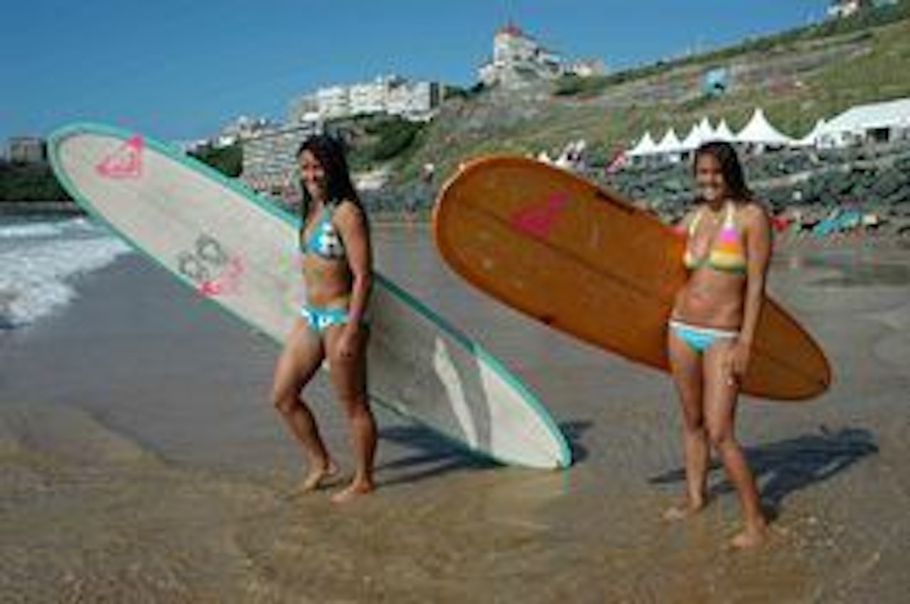 Proffsurfere Crystal Dzigas og Kula Barbeito fra Hawaii på besøk i Biarritz Proffsurfere Crystal Dzigas og Kula Barbeito fra Hawaii på besøk i Biarritz