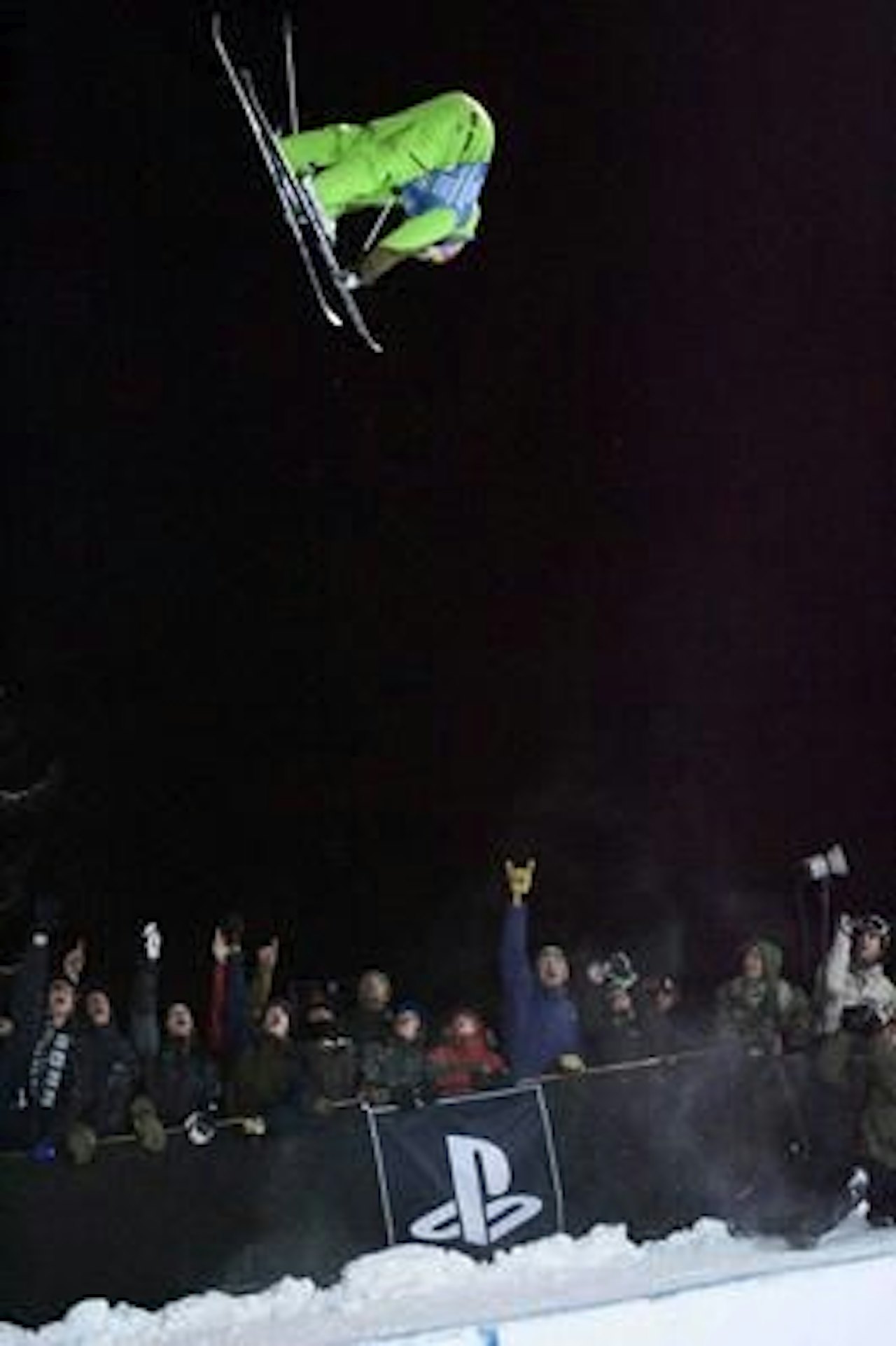 GRØNN FUGL: Simon Dumont gikk høyest av alle. GRØNN FUGL: Simon Dumont gikk høyest av alle.