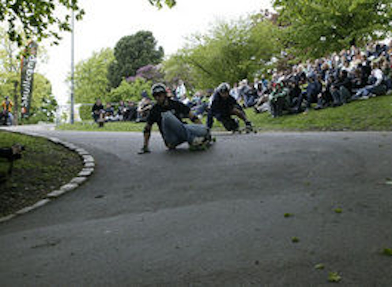 Trangt om plassen både på gresset og på asfalten på St.Hanshaugen. Foto: Lars-Kristian Haugen Trangt om plassen både på gresset og på asfalten på St.Hanshaugen. Foto: Lars-Kristian Haugen