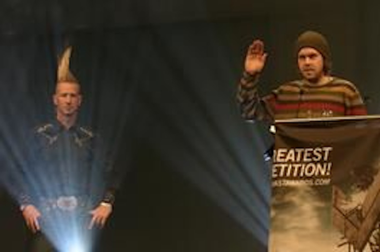 TRE STYKK: Glen Plake ga Beste film-pris til Anders Neuman/Teddybear Crisis. Foto: Eirik Damsgaard TRE STYKK: Glen Plake ga Beste film-pris til Anders Neuman/Teddybear Crisis. Foto: Eirik Damsgaard