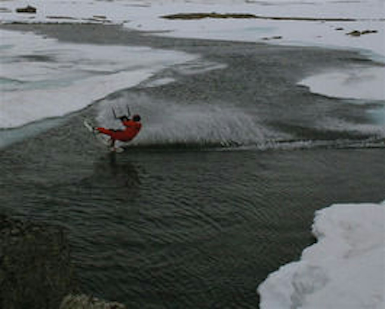 Remi Meum tar seg tid til en speedcheck på veien over elva. Remi Meum tar seg tid til en speedcheck på veien over elva.
