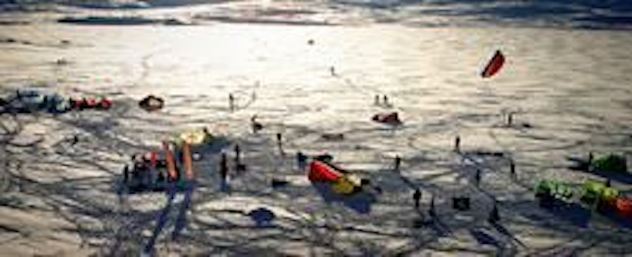 STOR INTERESSE: SnowJam er arrangementet alle kitere vil ha med seg. 300 drager var på plass. STOR INTERESSE: SnowJam er arrangementet alle kitere vil ha med seg. 300 drager var på plass.