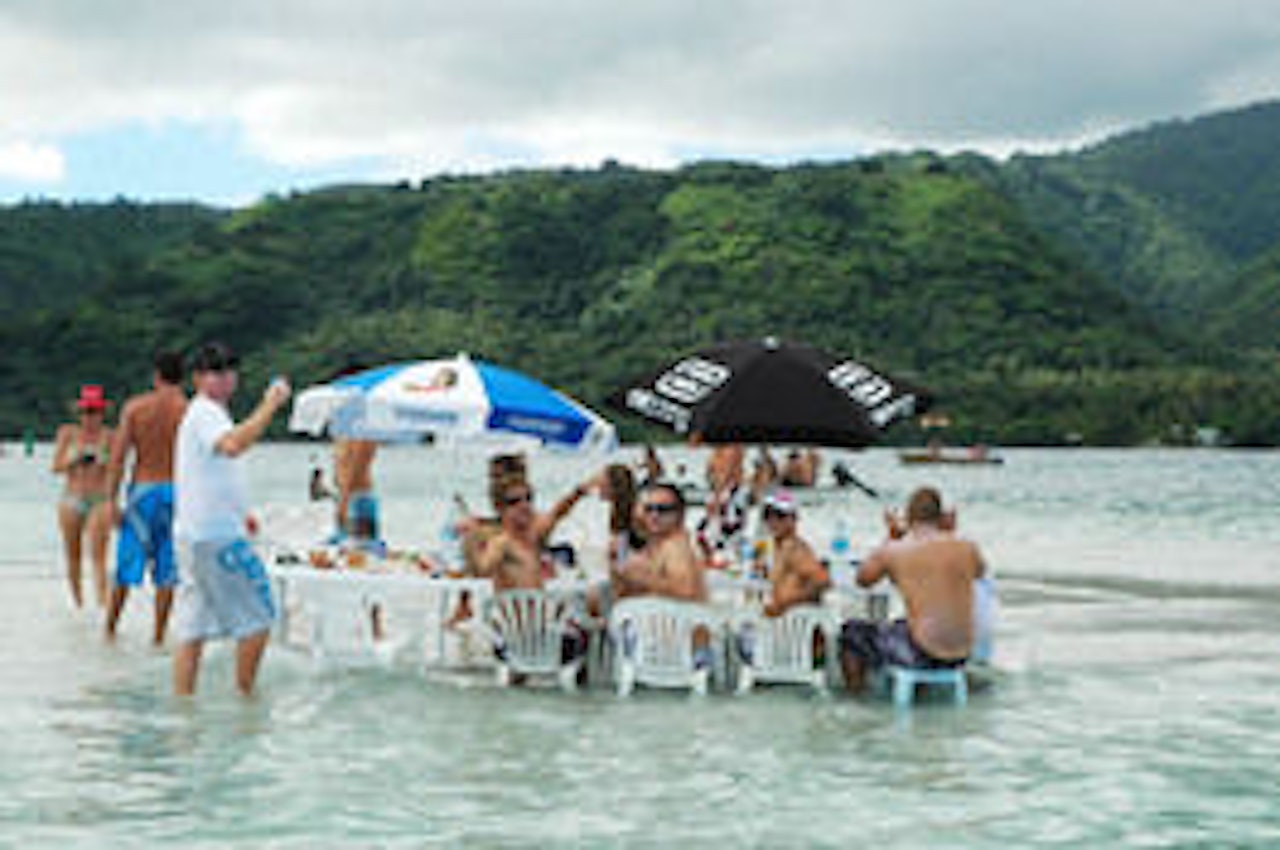 Det har vært et par rolige dager på Teahupoo, men når er bølgene på vei igjen. Stemning. Det har vært et par rolige dager på Teahupoo, men når er bølgene på vei igjen. Stemning.