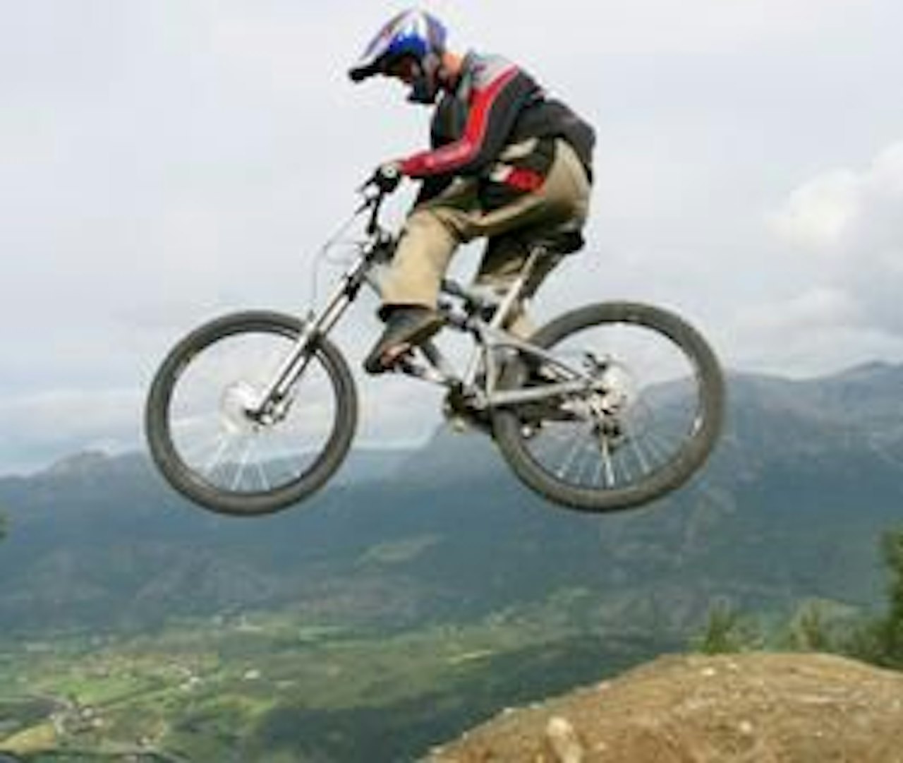 Hoppende glad: Gard er glad for at det går an å sykle i Hemsedal. Foto: Simen Berg Hoppende glad: Gard er glad for at det går an å sykle i Hemsedal. Foto: Simen Berg