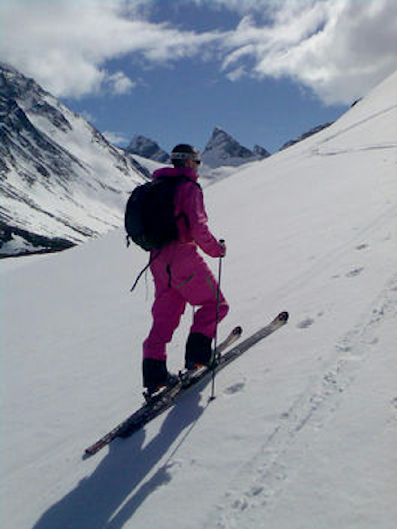 På vei opp mot Lauvnostind onsdag formiddag. Midtre Ringstind i bakgrunnen. På vei opp mot Lauvnostind onsdag formiddag. Midtre Ringstind i bakgrunnen.