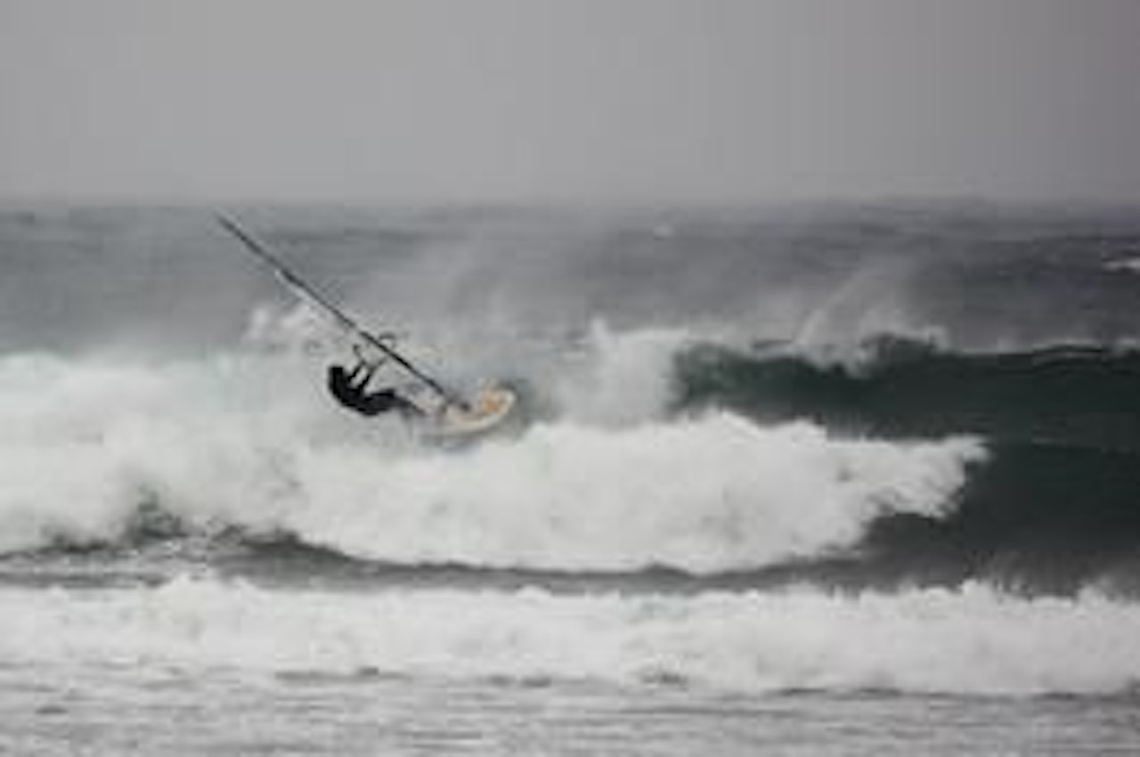 FRISK START: Hans Kristian Waarum i januarstorm, Spot Y, Jæren. Foto: Truls Schaal FRISK START: Hans Kristian Waarum i januarstorm, Spot Y, Jæren. Foto: Truls Schaal