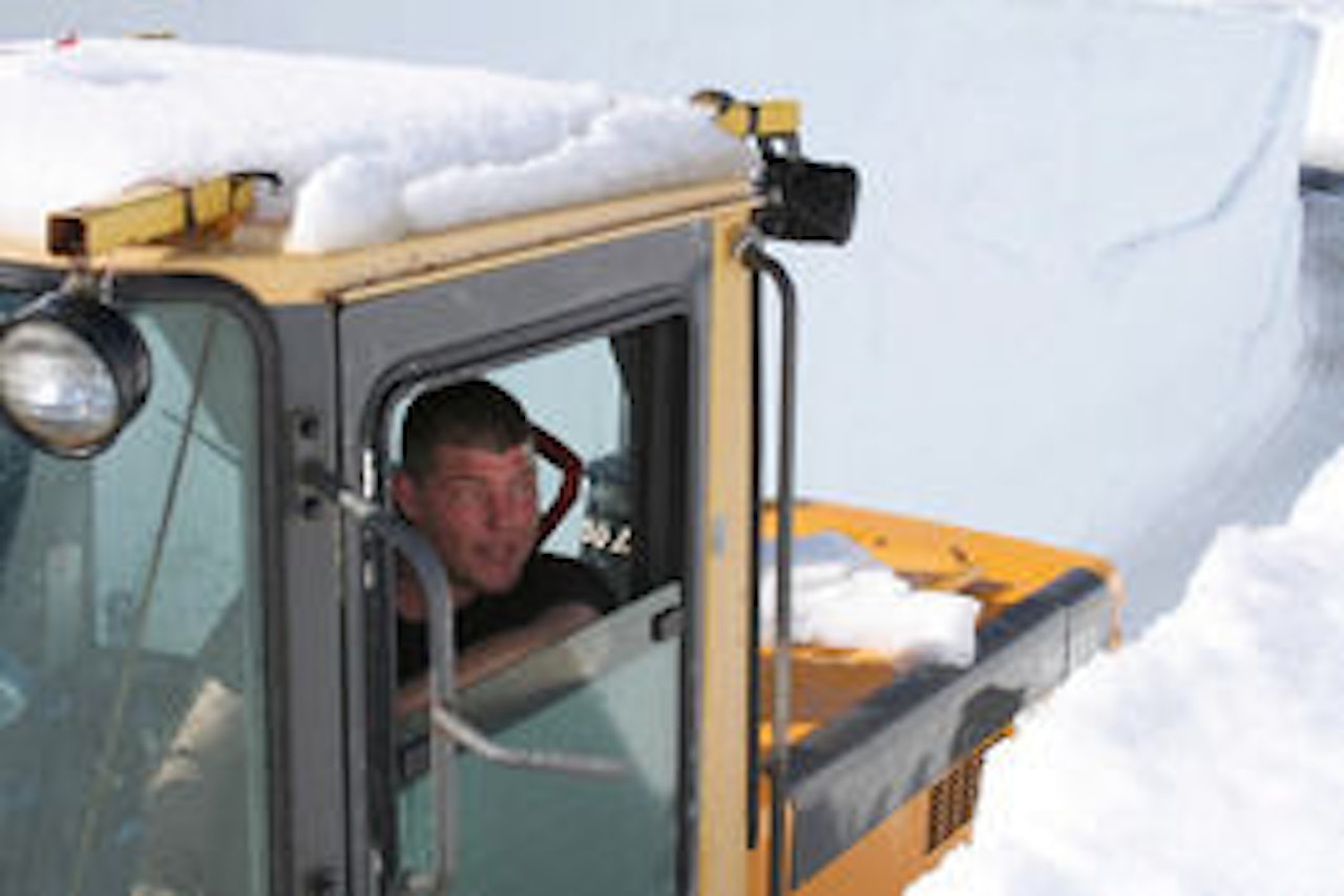Brøytemann Ole André Brekkhus rydder veien på Folgefonna or snø. Foto: Jan Petter Svendal Brøytemann Ole André Brekkhus rydder veien på Folgefonna or snø. Foto: Jan Petter Svendal