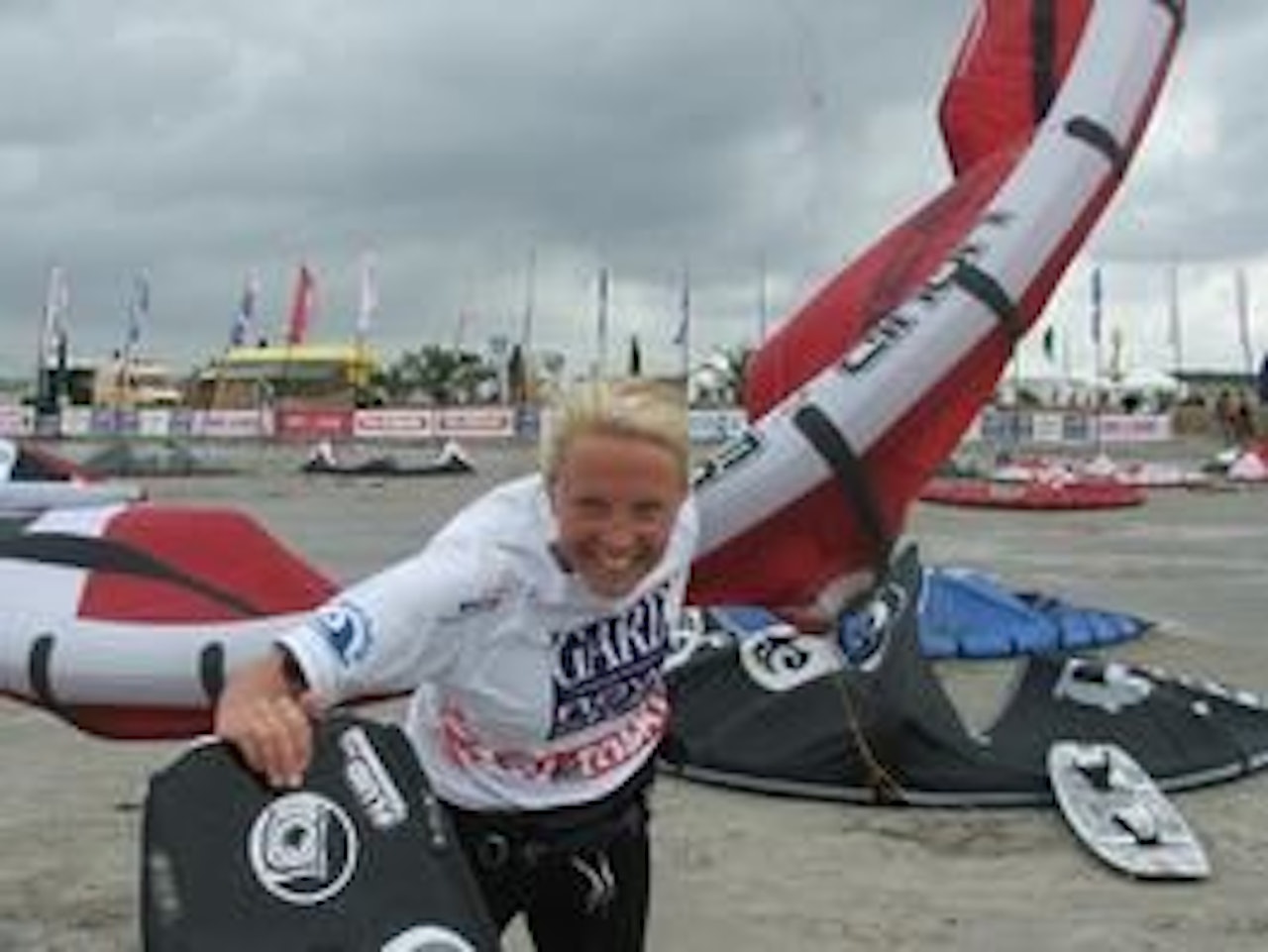 VINDIG: Kari på vei ut med lånt kite. Hun tapte første heat mot Brasils Bruna Kajiya. VINDIG: Kari på vei ut med lånt kite. Hun tapte første heat mot Brasils Bruna Kajiya.