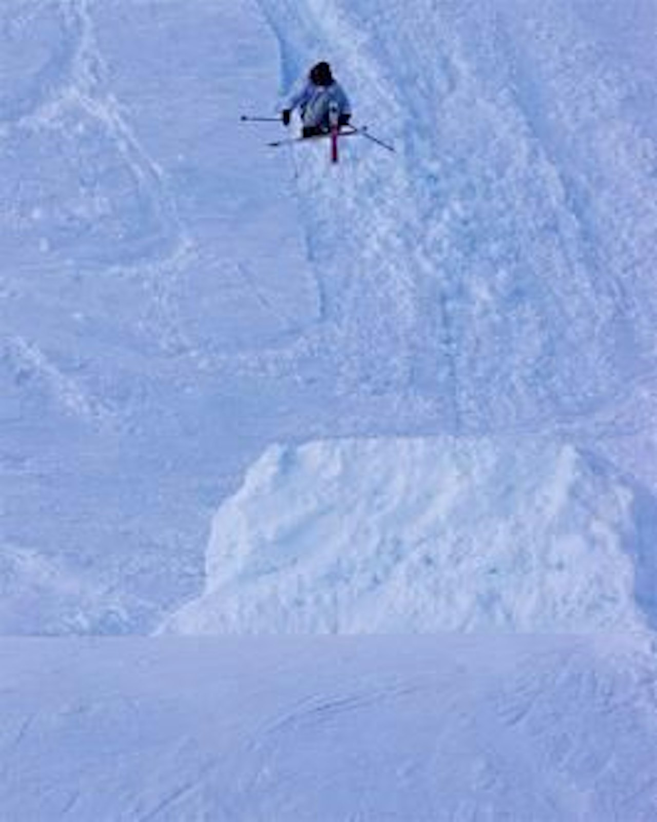 SKYHØYT: Erik Naess flyr 8 meter over kulen og 40 meter i Ådalen. Bilde: Endre Løvaas