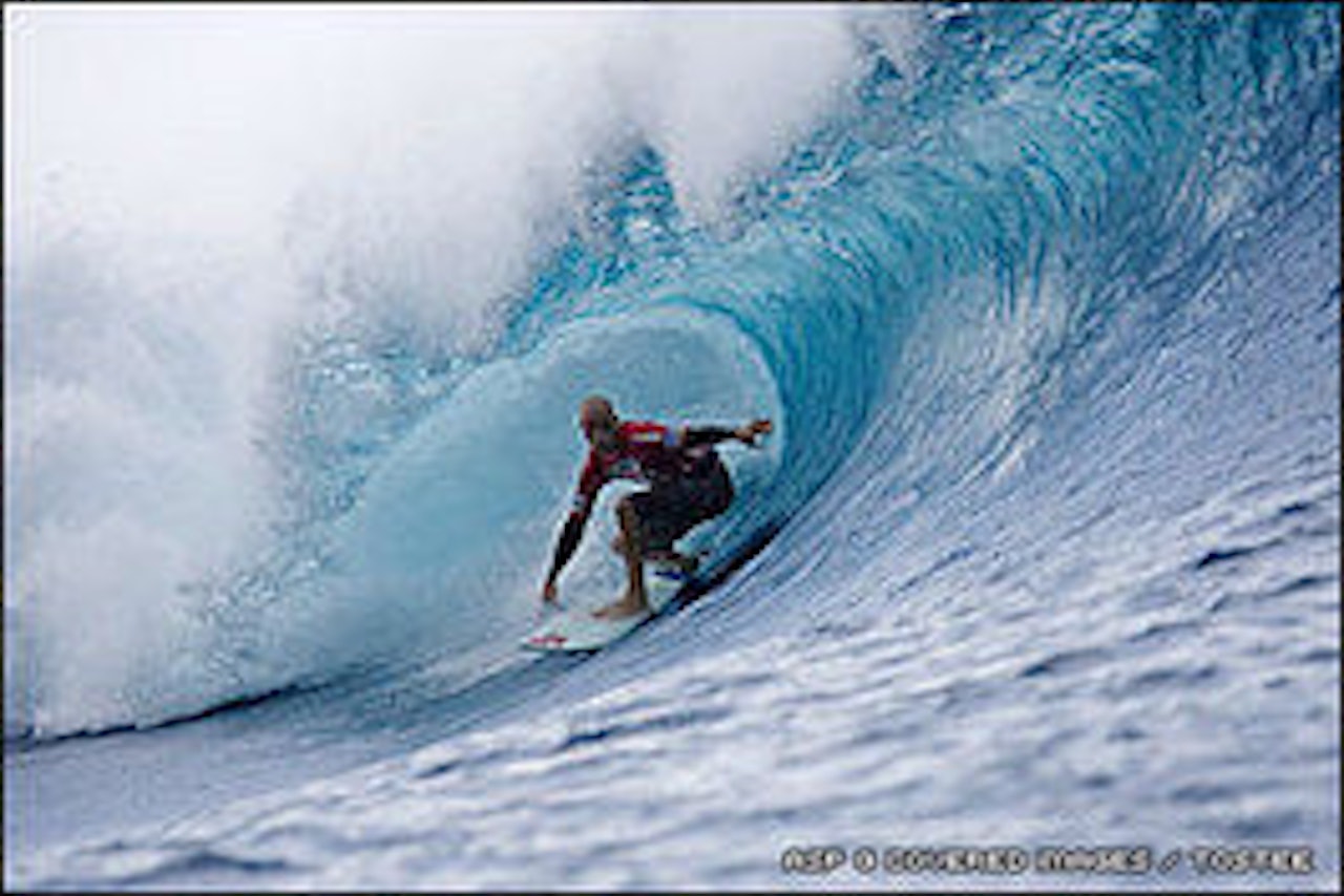 Foreløpig smått til Teahupoo å være, men kanskje magi fra Slater kan trylle frem noen større bølger Foreløpig smått til Teahupoo å være, men kanskje magi fra Slater kan trylle frem noen større bølger
