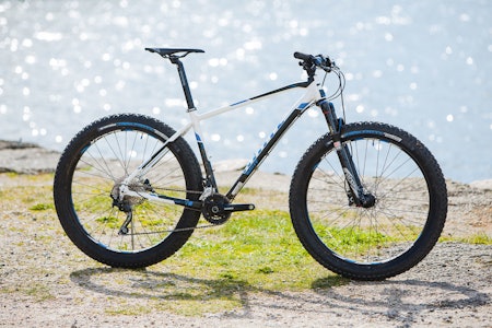 KAN FORVEKSLES: White XCP 275 Pro har fått helt identisk farge og rammedekor som brodermodellen XC 275 Pro, som har ordinære 27,5-hjul og klassisk rittsykkel-oppsett. Kjøremessig synes vi også at den minner for mye om en old-school rittsykkel, og savner en mer balansert og stabil geometri. Foto: Geir Anders Rybakken Ørslien KAN FORVEKSLES: White XCP 275 Pro har fått helt identisk farge og rammedekor som brodermodellen XC 275 Pro, som har ordinære 27,5-hjul og klassisk rittsykkel-oppsett. Kjøremessig synes vi også at den minner for mye om en old-school rittsykkel, og savner en mer balansert og stabil geometri. Foto: Geir Anders Rybakken Ørslien