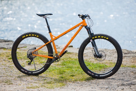 LEKKERBISKEN: Britiske Genesis kan kunsten å bygge tiltrekkende stålrammer. Tarn 20 deler den lave og langstrakte layouten med brodermodellene Latitude og High Latitude, som kommer med klassiske smaldekk. Foto: Geir Anders Rybakken Ørslien LEKKERBISKEN: Britiske Genesis kan kunsten å bygge tiltrekkende stålrammer. Tarn 20 deler den lave og langstrakte layouten med brodermodellene Latitude og High Latitude, som kommer med klassiske smaldekk. Foto: Geir Anders Rybakken Ørslien