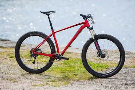 PANGPRIS: Med smarte komponentvalg, lav vekt og tillitsvekkende geometri gir Specialized Fuse Comp masse stisykkel for penga. Her får du blant annet testens eneste ernstyrte senkepinne, til testens nest laveste pris. Foto: Geir Anders Rybakken Ørslien PANGPRIS: Med smarte komponentvalg, lav vekt og tillitsvekkende geometri gir Specialized Fuse Comp masse stisykkel for penga. Her får du blant annet testens eneste ernstyrte senkepinne, til testens nest laveste pris. Foto: Geir Anders Rybakken Ørslien