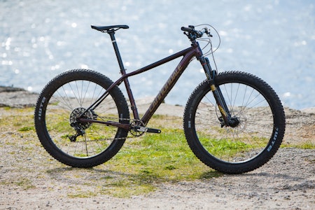 STIMASKIN: Cannondale Beast of the East ble først introdusert på 1990-tallet, med en hissig geometri rendyrket for den amerikanske østkystens mer tekniske stier. Nå er den legendariske modellen tilbake i helt ny drakt, men med samme umettelige apetitt på krevende stimoro. Foto: Geir Anders Rybakken Ørslien STIMASKIN: Cannondale Beast of the East ble først introdusert på 1990-tallet, med en hissig geometri rendyrket for den amerikanske østkystens mer tekniske stier. Nå er den legendariske modellen tilbake i helt ny drakt, men med samme umettelige apetitt på krevende stimoro. Foto: Geir Anders Rybakken Ørslien