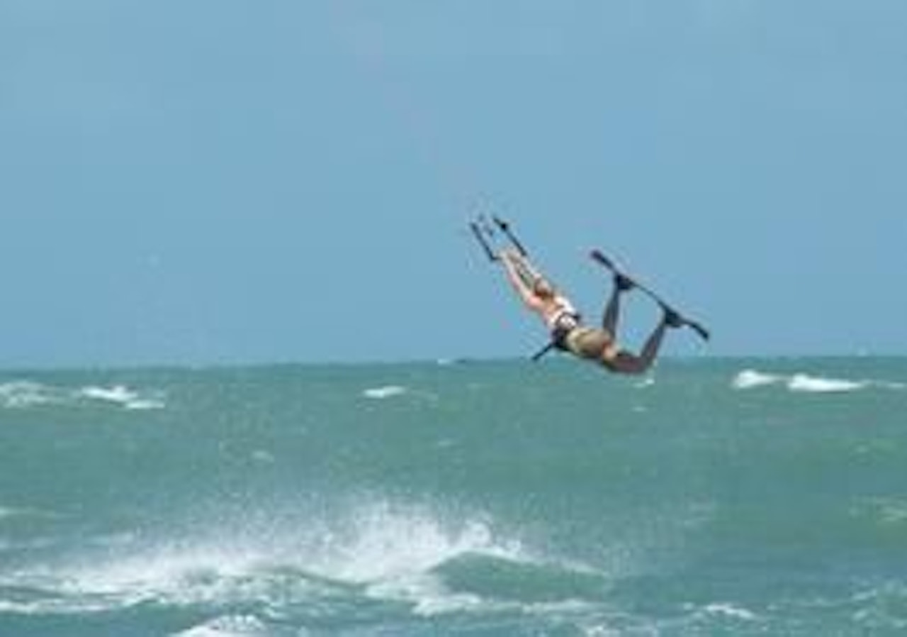 LUFTIG: Kari Schibevaag - her i Brasil - møter de få jentene som lever 100 pst. av kite. LUFTIG: Kari Schibevaag - her i Brasil - møter de få jentene som lever 100 pst. av kite.
