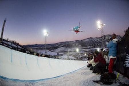 SW10: Tanner Hall med switch 1080 på sin første hit. Bilde: Matt Harvey / Freeskier SW10: Tanner Hall med switch 1080 på sin første hit. Bilde: Matt Harvey / Freeskier