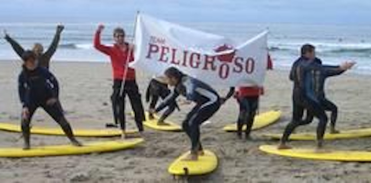 TØRRTRENING: Team Peligroso trenger ikke bølger for å ha det moro på Borestranda. TØRRTRENING: Team Peligroso trenger ikke bølger for å ha det moro på Borestranda.