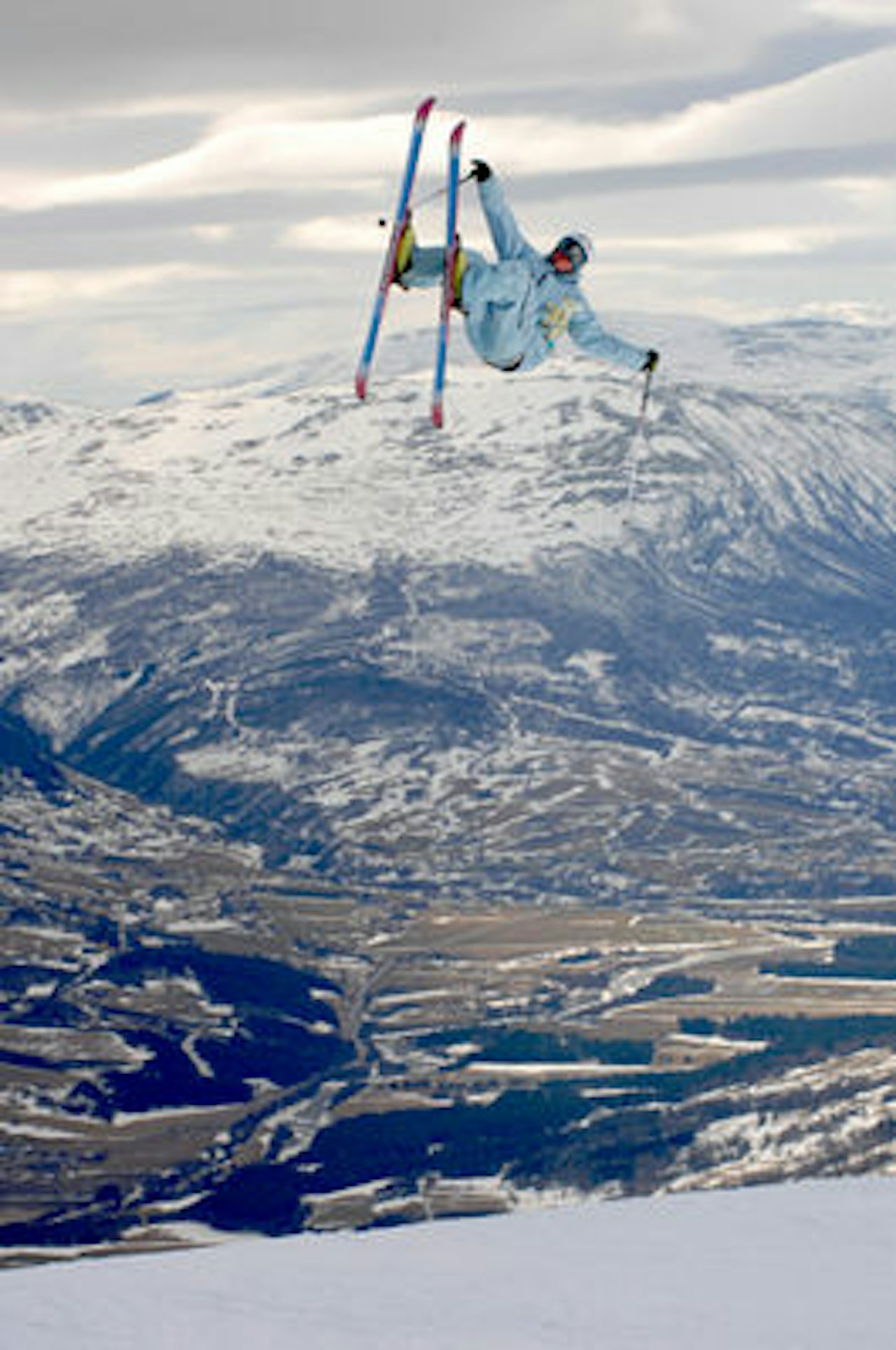 Kenneth Lillemoen svever over byen. Foto: Endre Løvaas. Kenneth Lillemoen svever over byen. Foto: Endre Løvaas.