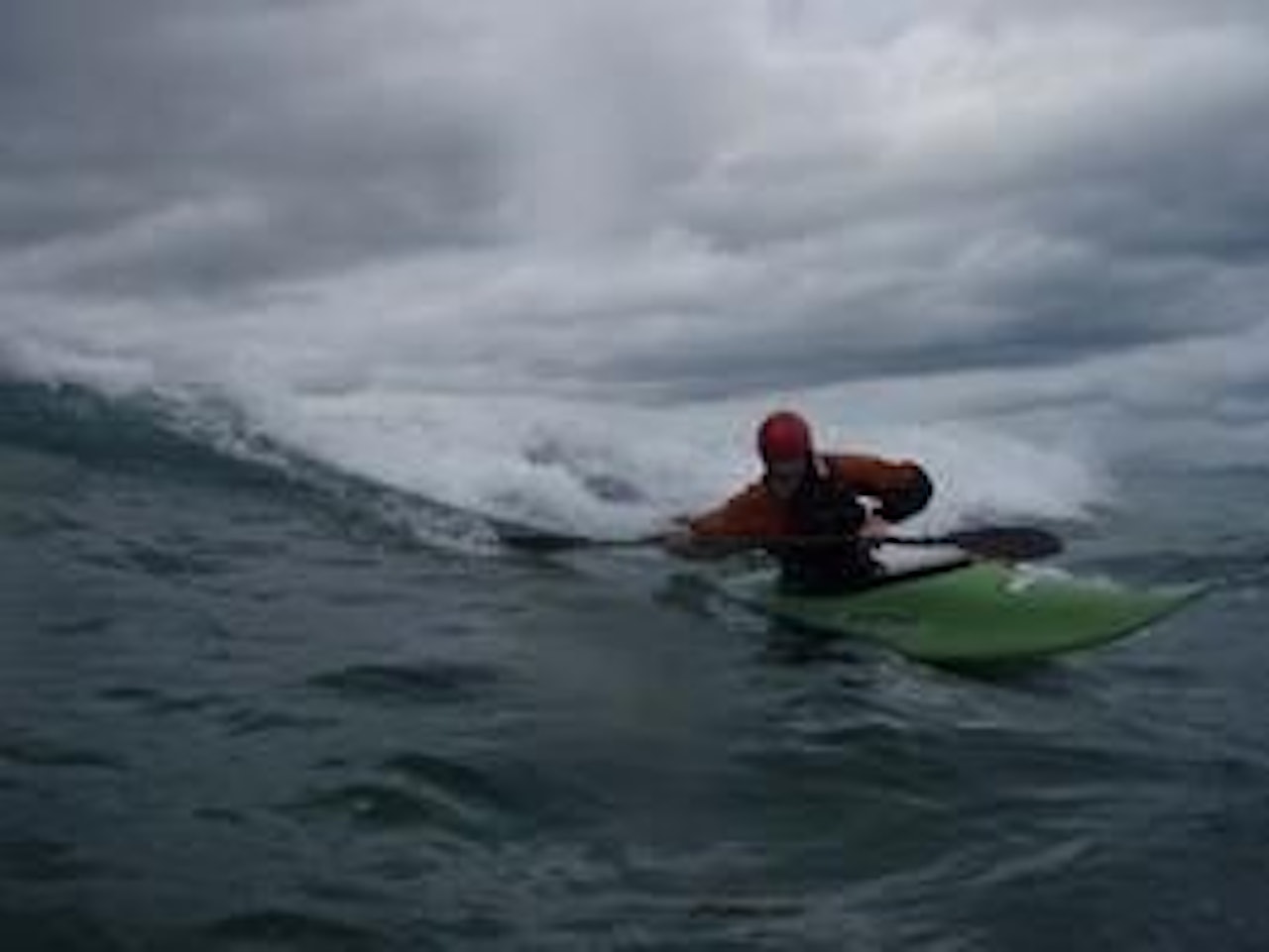 Eivind Nordeide øver på carving med kajakk. Eivind Nordeide øver på carving med kajakk.