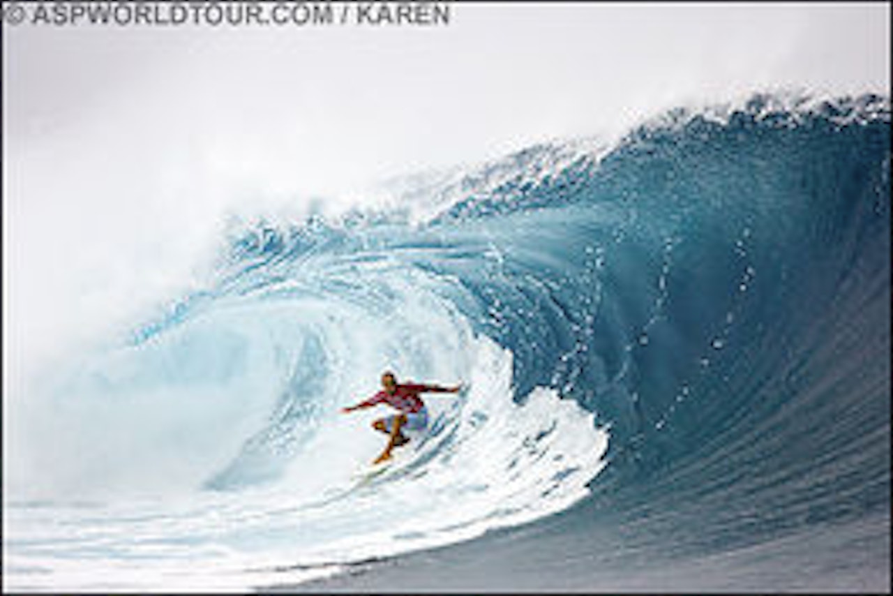 Kelly Slater får sterk konkurranse mot de lokale på Teahupoo, Tahitii. Foto: Karen. Aspworldtour.com Kelly Slater får sterk konkurranse mot de lokale på Teahupoo, Tahitii. Foto: Karen. Aspworldtour.com
