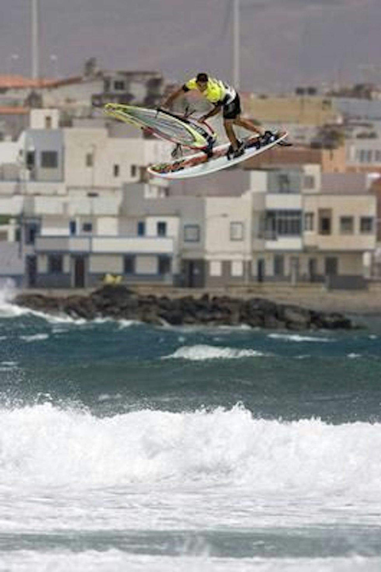 HØYT HEVET: Franske Regis Bouron tok 9. plass i vindmetropolen Pozo, Gran Canaria. Foto: PWA HØYT HEVET: Franske Regis Bouron tok 9. plass i vindmetropolen Pozo, Gran Canaria. Foto: PWA