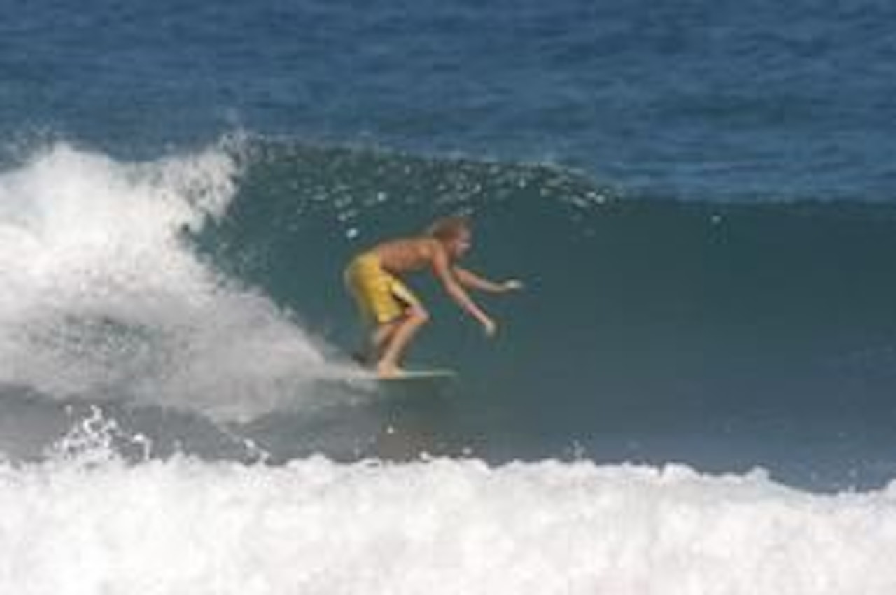Torkel Karoliussen rir årets siste bølger i Cabarete. Torkel Karoliussen rir årets siste bølger i Cabarete.