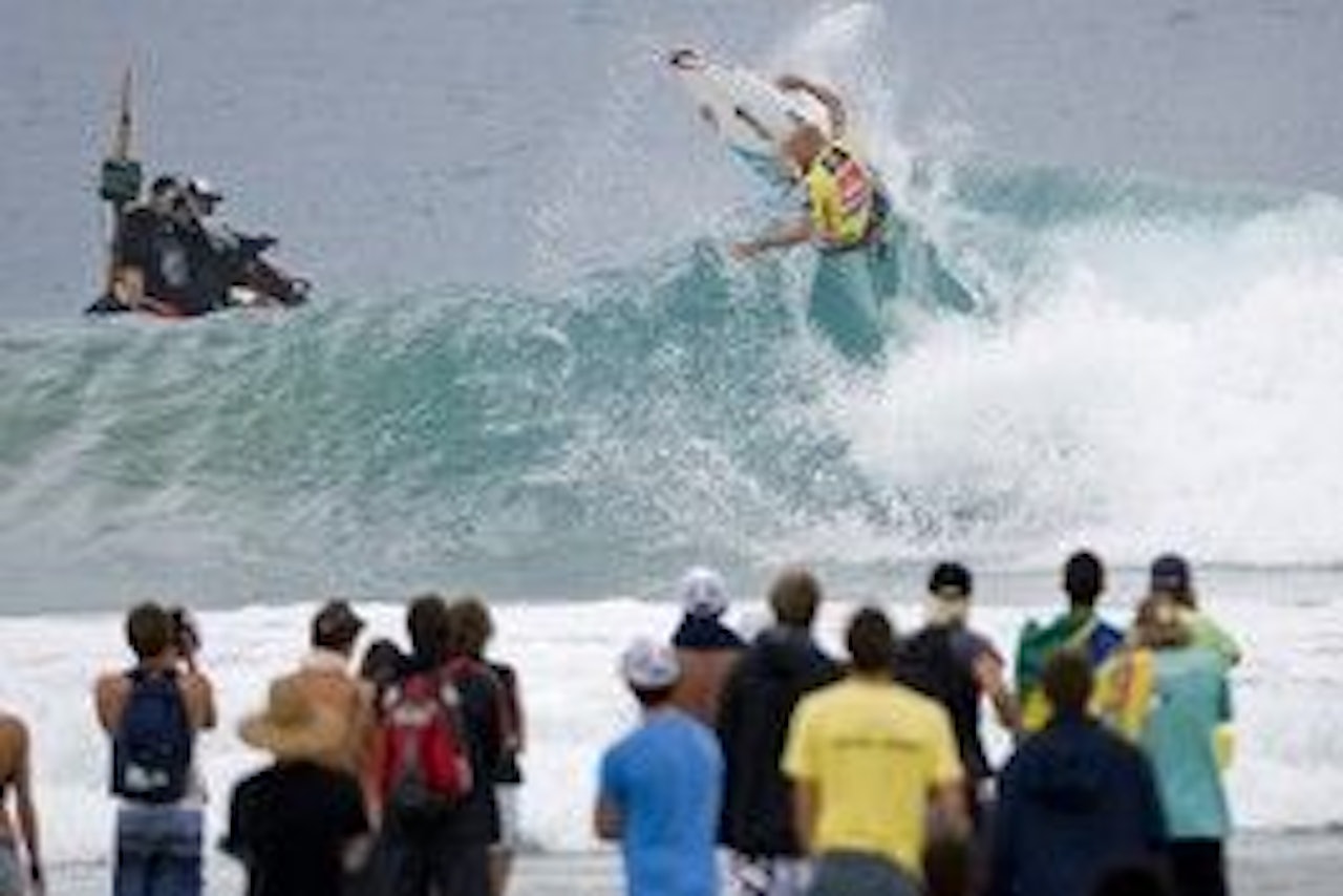 Mick Fanning brillierer foran sitt hjemmepublikum. Foto: Aspworldtour.com Mick Fanning brillierer foran sitt hjemmepublikum. Foto: Aspworldtour.com