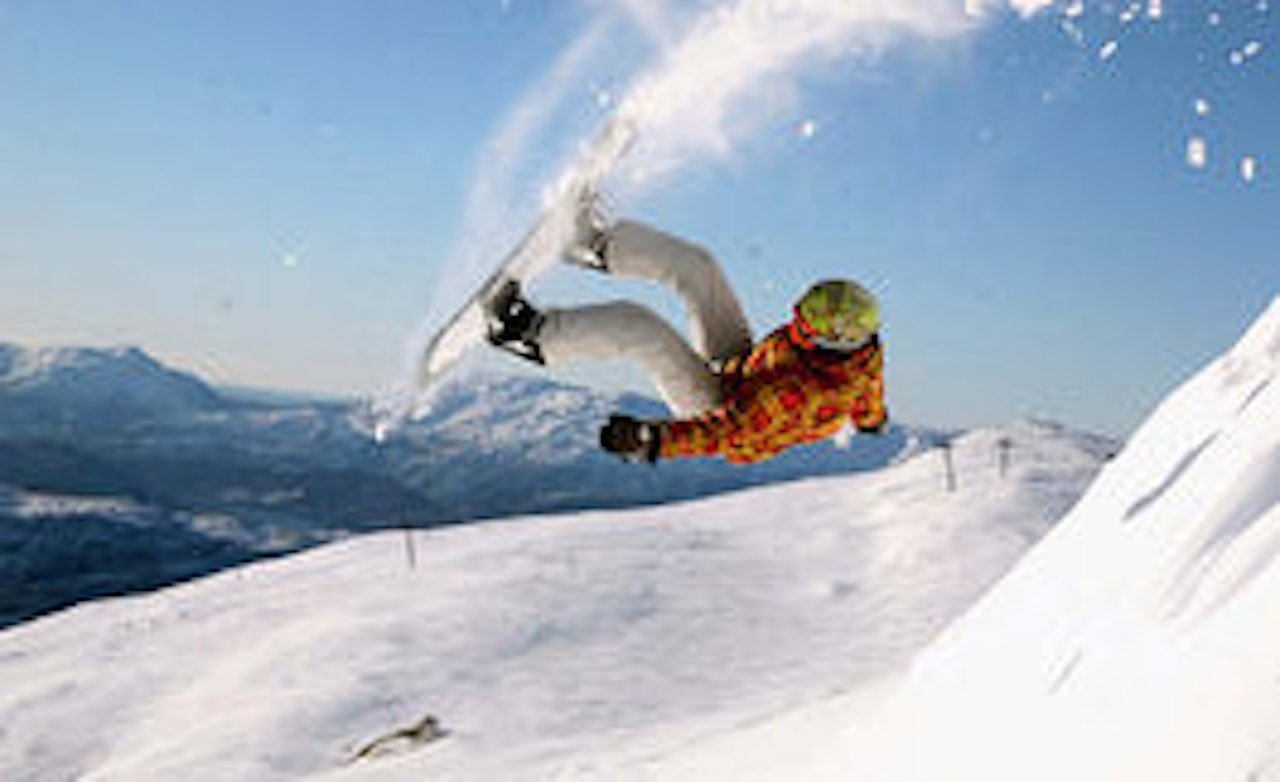 Baste Fanebust i en frontflip ut en snøskavl i Eikedalen. Baste Fanebust i en frontflip ut en snøskavl i Eikedalen.