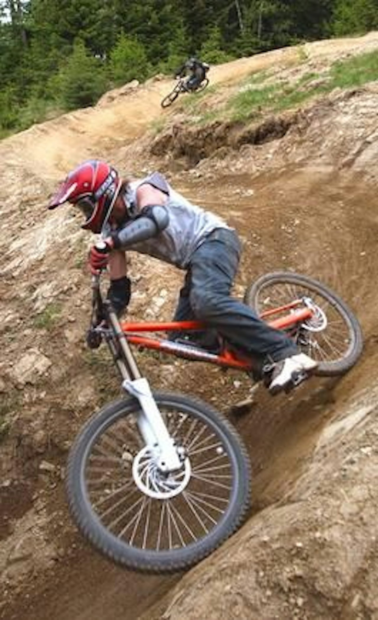 DOC: Jostein Berntsen med Anders Bøhn på hjul. Foto: Simen Berg DOC: Jostein Berntsen med Anders Bøhn på hjul. Foto: Simen Berg