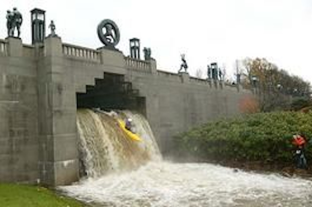 Frisk lek, midt i byen. Frisk lek, midt i byen.