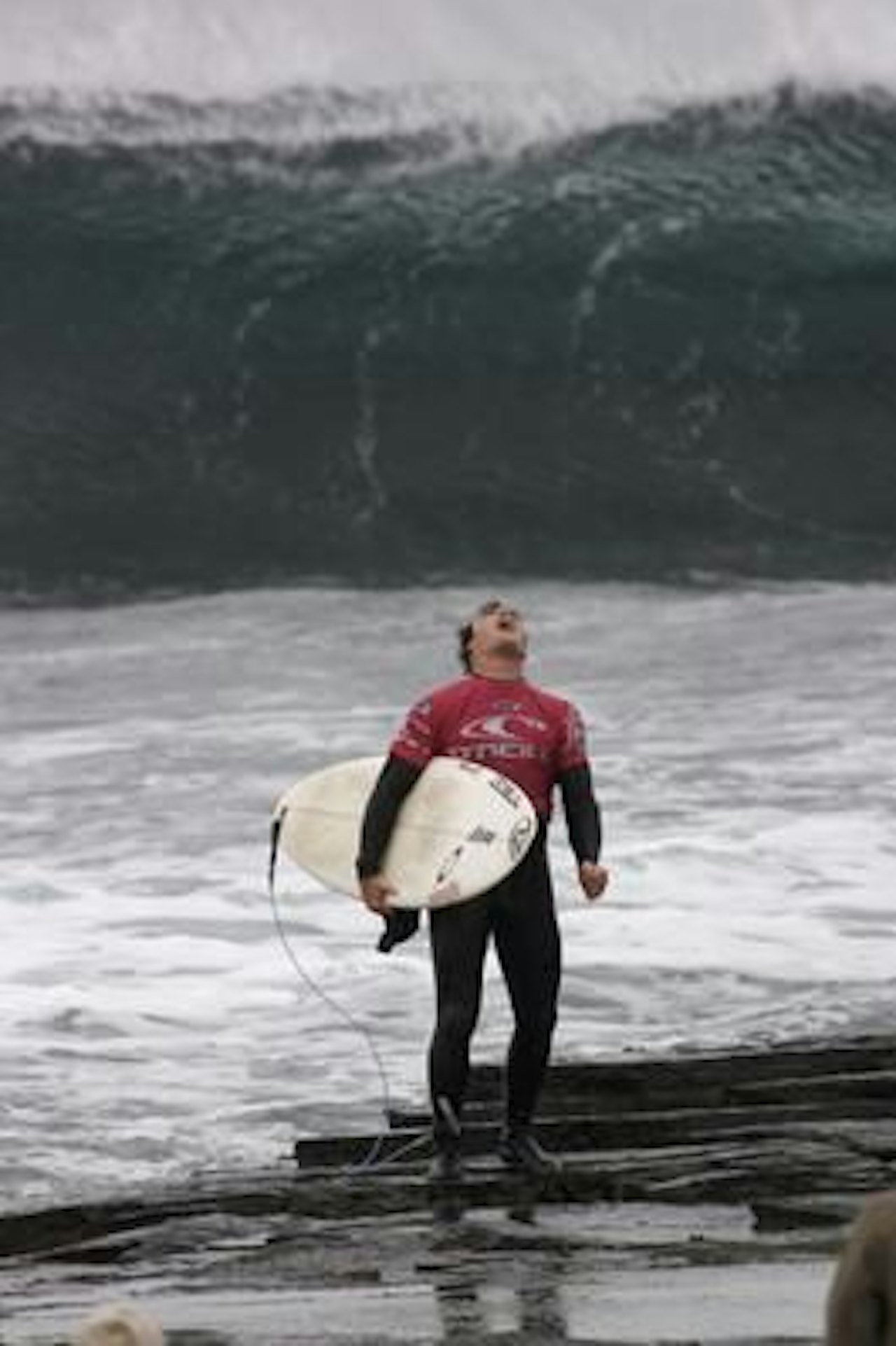 Jublende glad Russell Winter vant i de friske bølgene. Jublende glad Russell Winter vant i de friske bølgene.