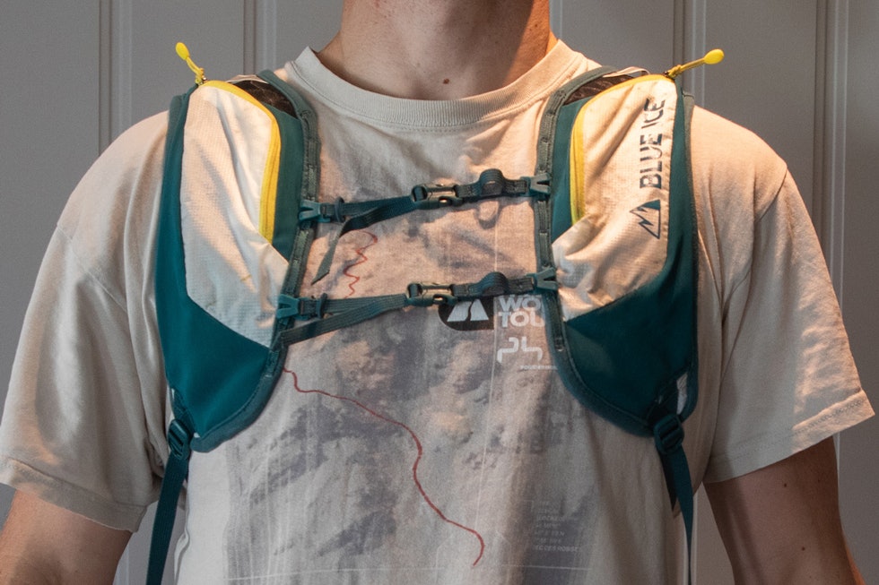 STRAMMING: To plastspenner strammer sekken over brystkassen. Foto: Tore Meirik test klatresekk blue ice