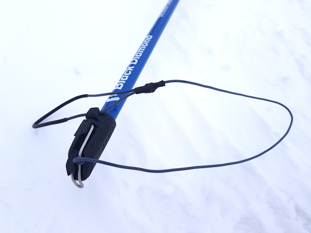 Black Diamond Quickdraw carbon probe 240 er rask og lett å montere med en knute som legger seg selv i et spor og blir holdt på plass av en metallspenne. Det er et spor/hakk for å feste overskytende snor. Black Diamond søkestang test
