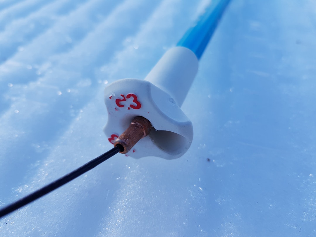 Presslåsen/metallklipset på wiren dras ut og legges i en forsenking i midten av enden test søkestang g3