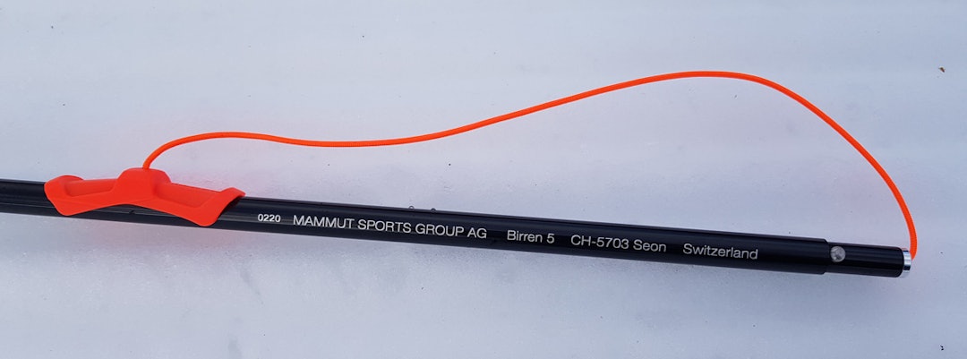 Festet på Mammut probe 240 short er en låseknapp som kommer ut når du har dratt snoren langt nok ut. En god oransje plastklemme fester snoren til stangen. Mammut søkestang test