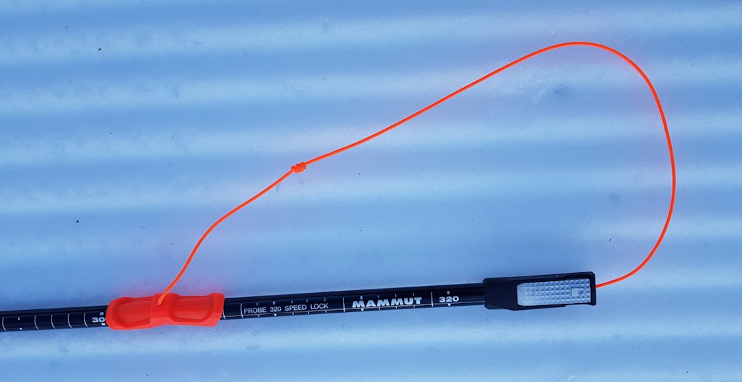 Festet på Mammut probe 320 speed lock er en lås på enden med flere trinn for stramming. En god oransje plastklemme fester snoren til stangen. Mammut søkestang test