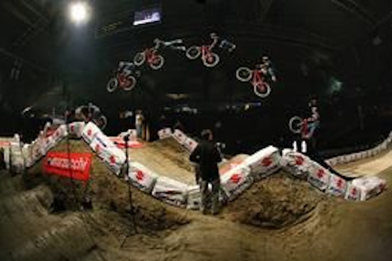 Amir Kabbani i en nofoot can can seatgrab Amir Kabbani i en nofoot can can seatgrab