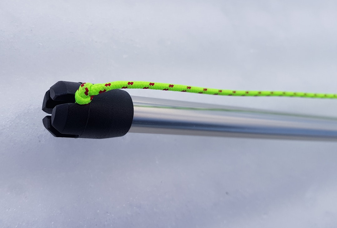 Knuten på kevlartauet legges inn i ett av fire spor i enden. test arva søkestang