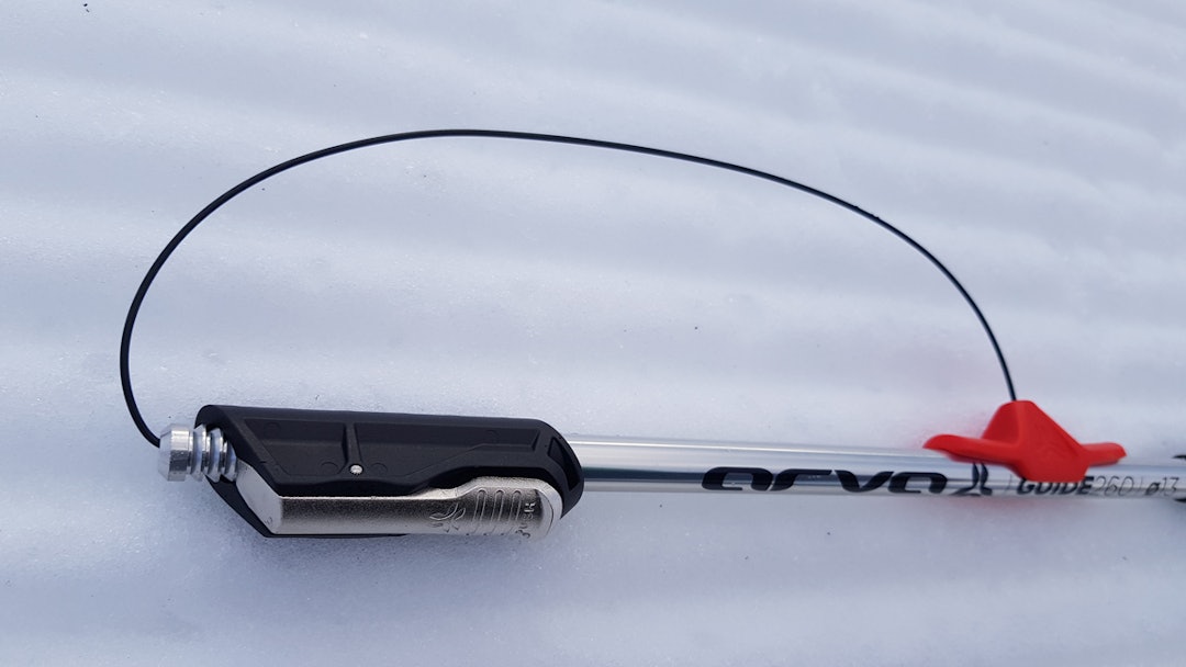 Arva guide 260 har rask hurtiglås med flere knepp for stramming og en god plastklemme for å feste wiren til stanga. test arva søkestang