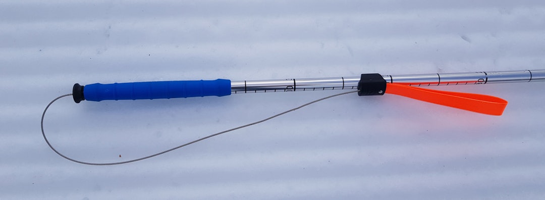 Festet på Ortovox alu 320+ PFA er en svart knapp. Det er en god plastklemme til å feste wiren til stangen. For å løsne stangen må du presse den svarte låseknappen utover. ortovox søkestang test