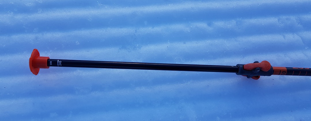 BCA Stealth 240 Carbon montert, den har et ekstra rørstykke som en drar ut slik at en unngår helt problemet med løs wire/snor. BCA søkestang test