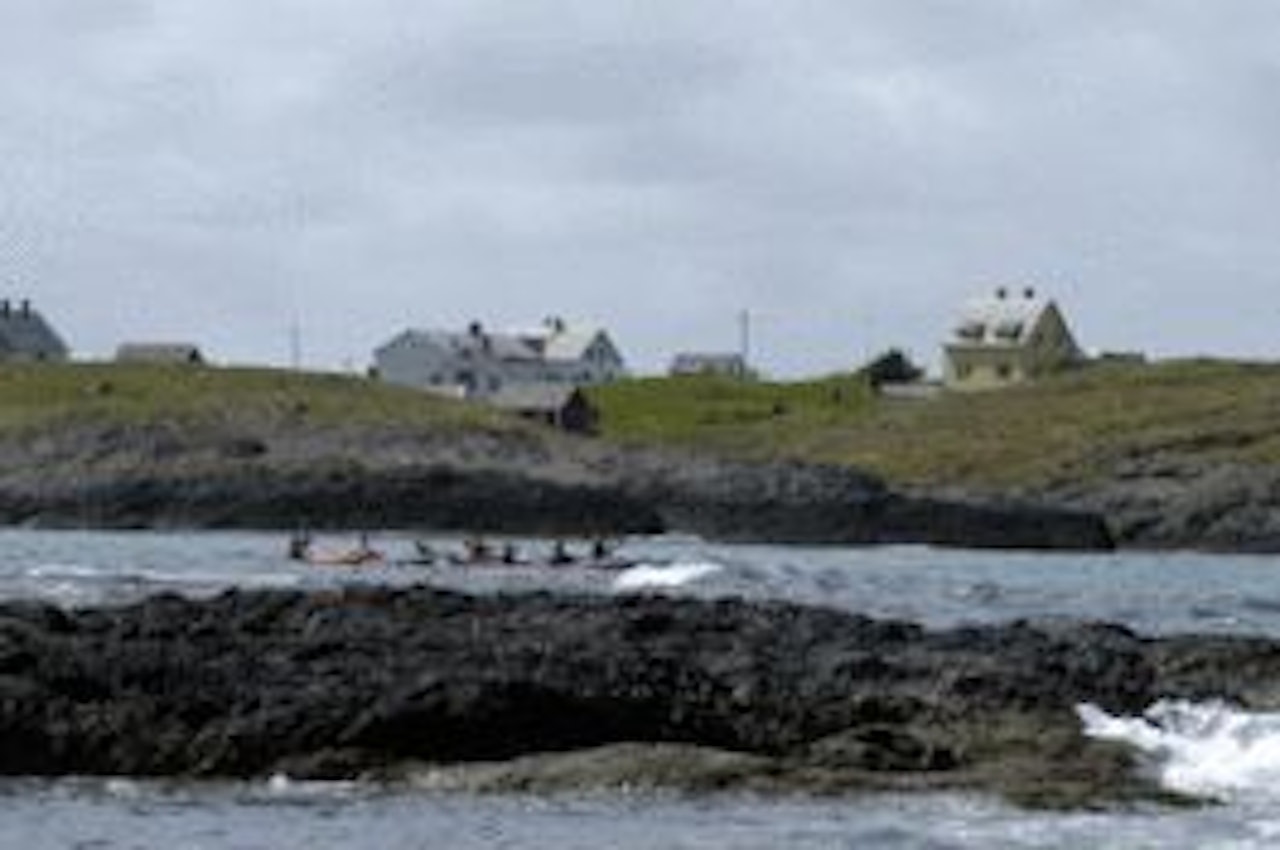 En gruppe padlere i en av kanalene i øyriket. En gruppe padlere i en av kanalene i øyriket.