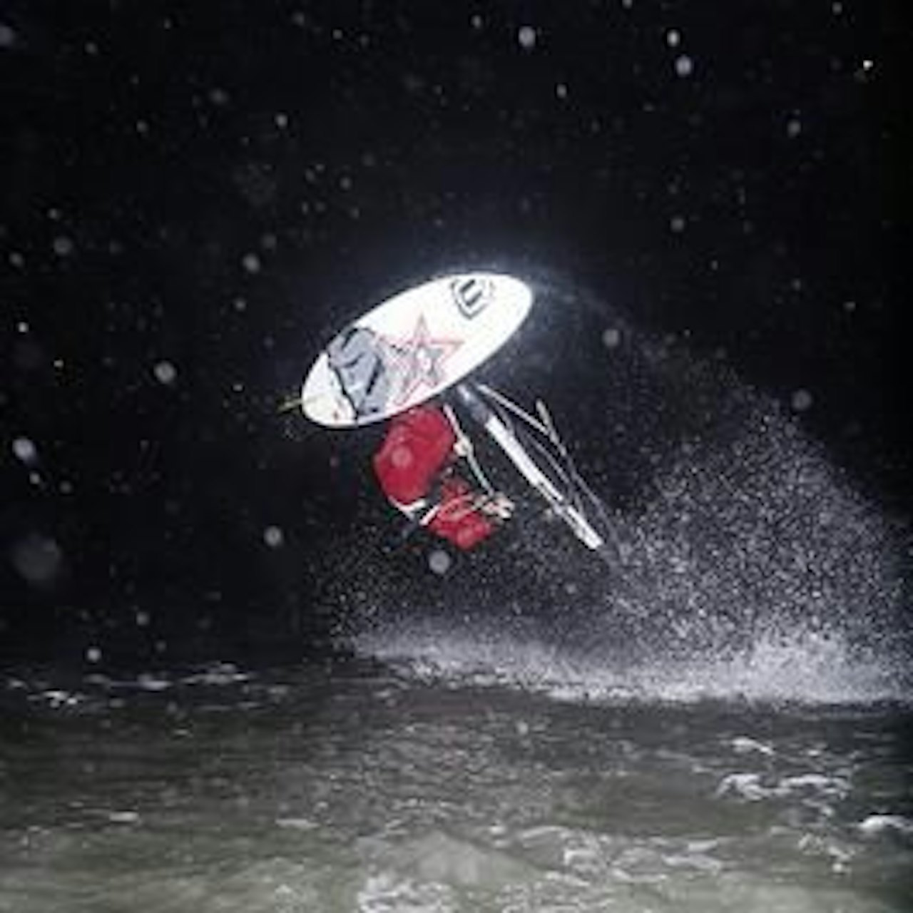 FLOMLYS: Lyskasteren monteres så den ikke ødelegger nattsynet. Foto: Nils-Erik Bjørholt FLOMLYS: Lyskasteren monteres så den ikke ødelegger nattsynet. Foto: Nils-Erik Bjørholt