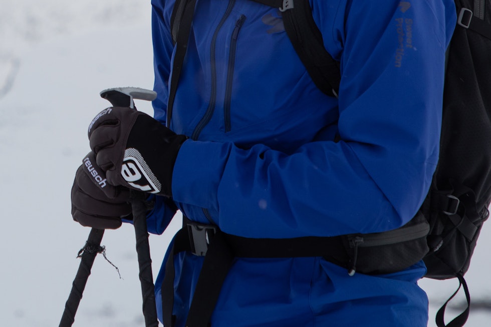 TESTVINNER: Jérémie Heitz sin promodell fra Reusch imponerer i testen. Her er hanskene med på posering på en fjelltopp på Nordvestlandet. Foto: Siv-Elin Skogen test hanske topptur Reusch