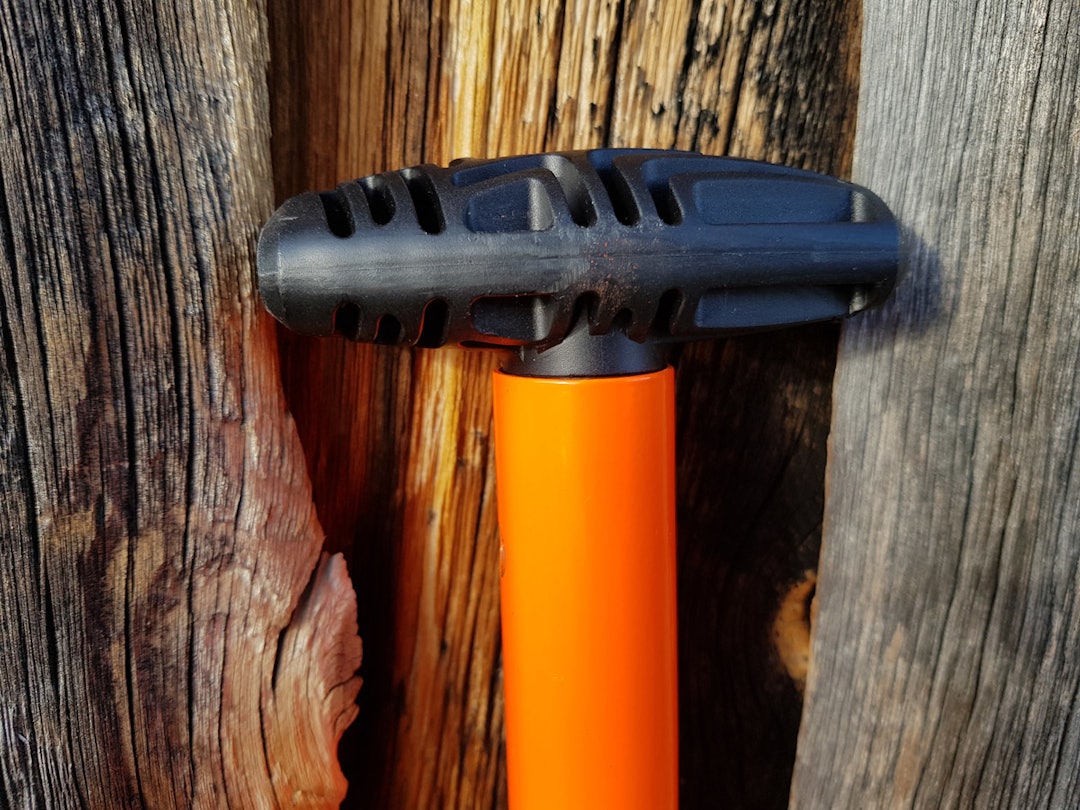 Mammut Alugator Light har bredt symmetrisk T-grep. skredspade test