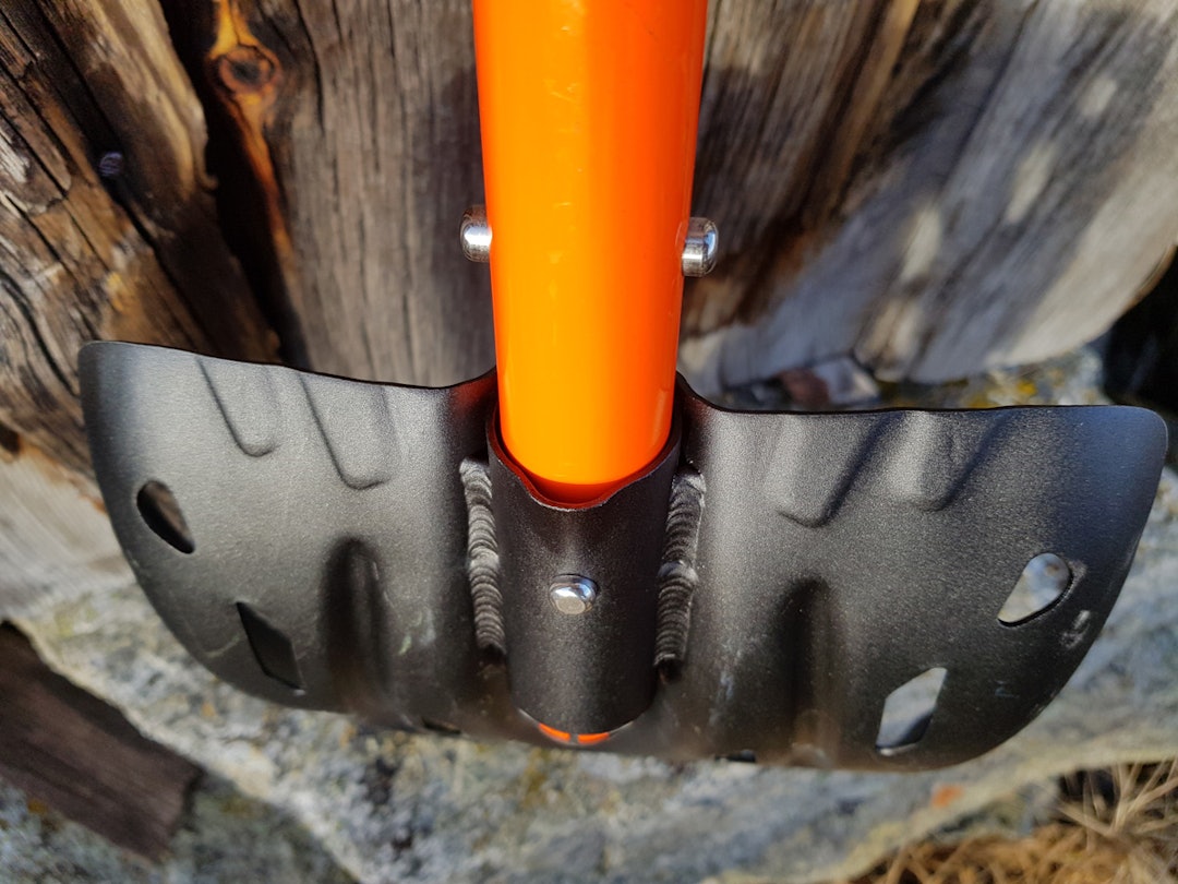 Mammut Alugator Light har spor for kjapp kobling mellom skaft og spadeblad. skredspade test