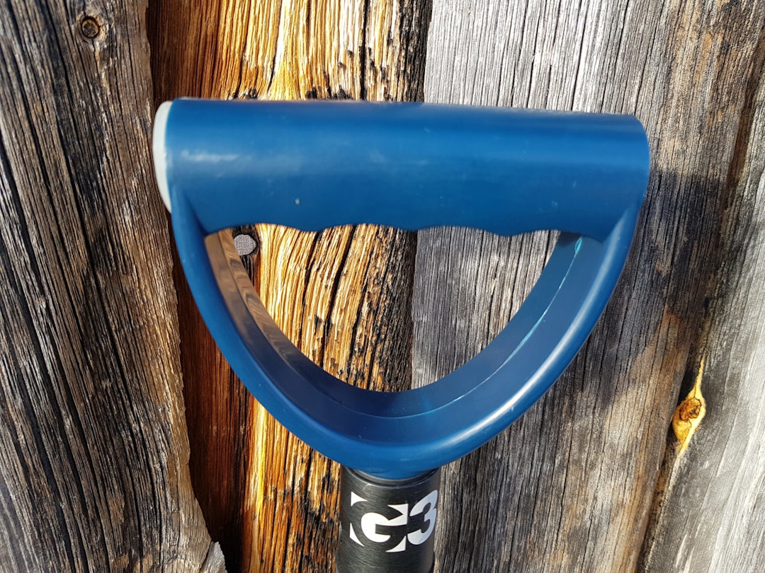 G3 Avitech D-grip har D-grep med avrunda oppside og fingerspor på undersiden. skredspade test
