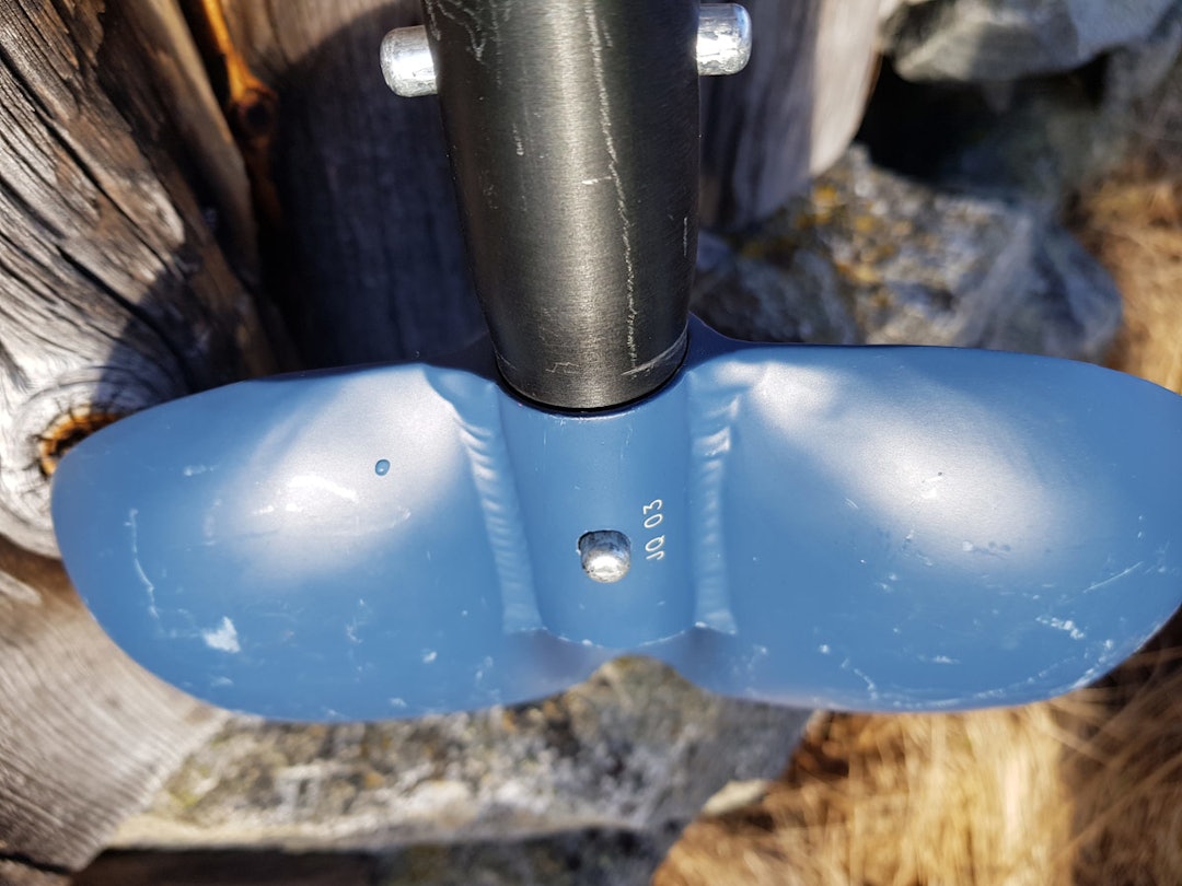 G3 Avitech D-grip har rundt skaft og rundt feste i spadebladet med en låseknapp. skredspade test
