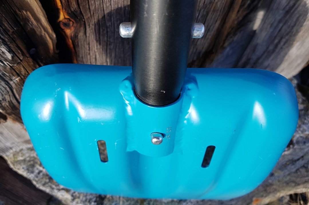 G3 Tech Shovel T-grip har rundt skaft og rundt hull til feste i spadebladet med en låseknapp skredspade test