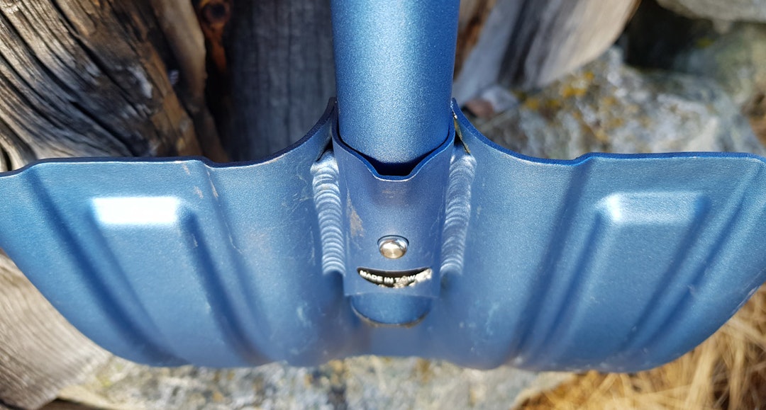 BCA Dozer 2D har to låseknapper som går inn i spor for rask sammenkobling av blad og skaft. Designet er symmetrisk og brukervennlig. skredspade test